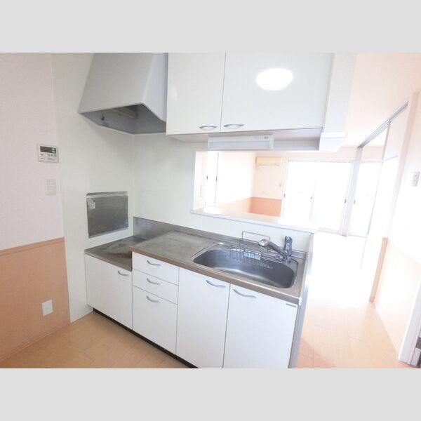 キッチン (キッチンからお部屋が見渡せます。)