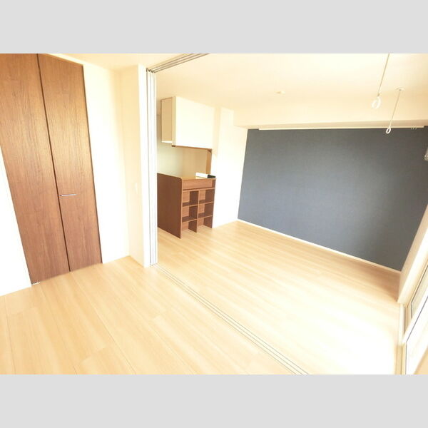 居室・リビング (ライトスルースクリーンで光を透しながらほどよく遮ります。)