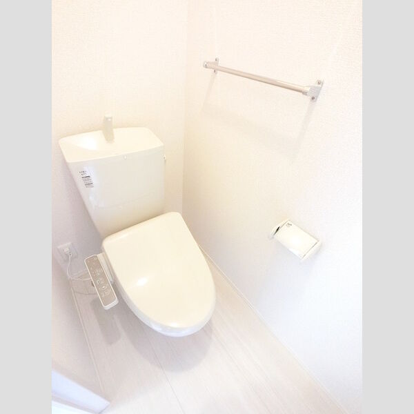 トイレ (冬でも温かく快適です。もちろん洗浄機能もついています。)