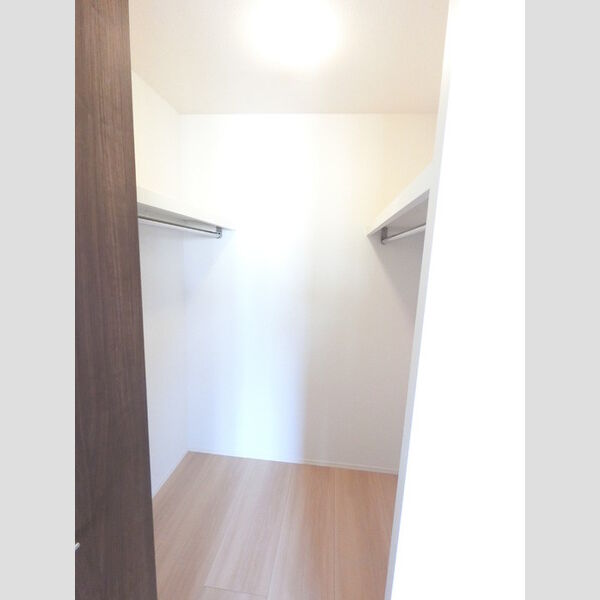 収納 (衣類から大きな荷物までたくさん収納できます。)