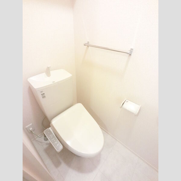 トイレ (冬でも温かく快適です。もちろん洗浄機能もついています。)