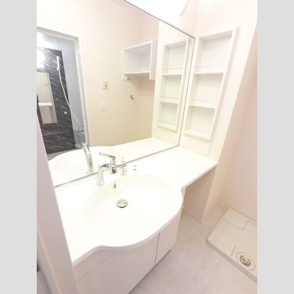 洗面所 (大型一面鏡付カウンター洗面化粧台です。)