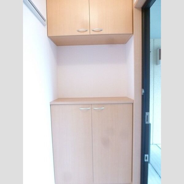 玄関 (飾り棚付きシューズボックスです。)