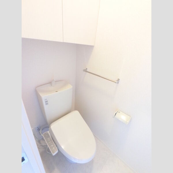 トイレ (冬でも温かく快適です。もちろん洗浄機能もついています。)