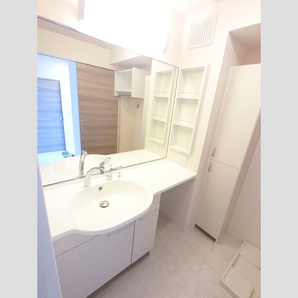 洗面所 (大型一面鏡付カウンター洗面化粧台です。)