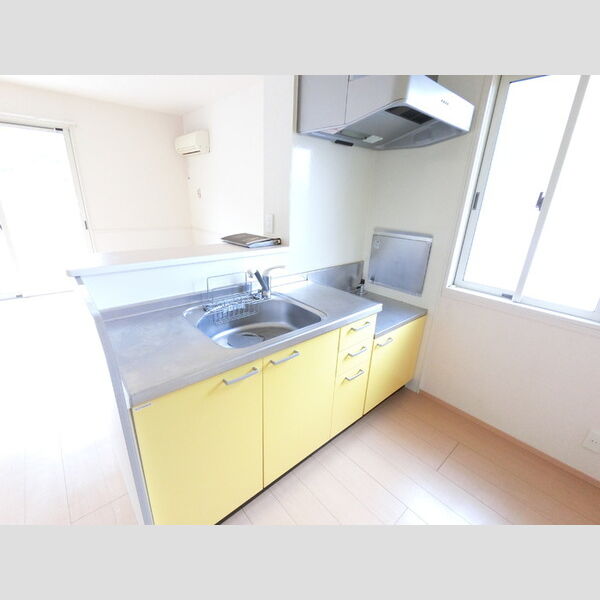 キッチン (キッチンからお部屋が見渡せます。)