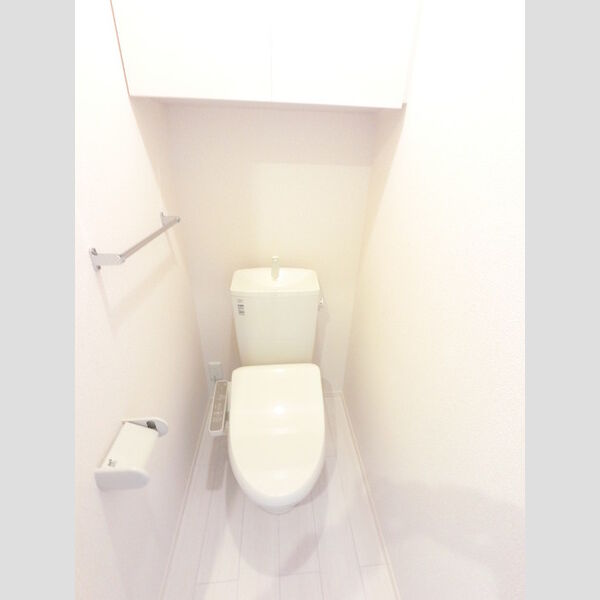 トイレ (冬でも温かく快適です。もちろん洗浄機能もついています。)