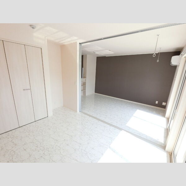 居室・リビング (おしゃれな大理石調フロアです。)