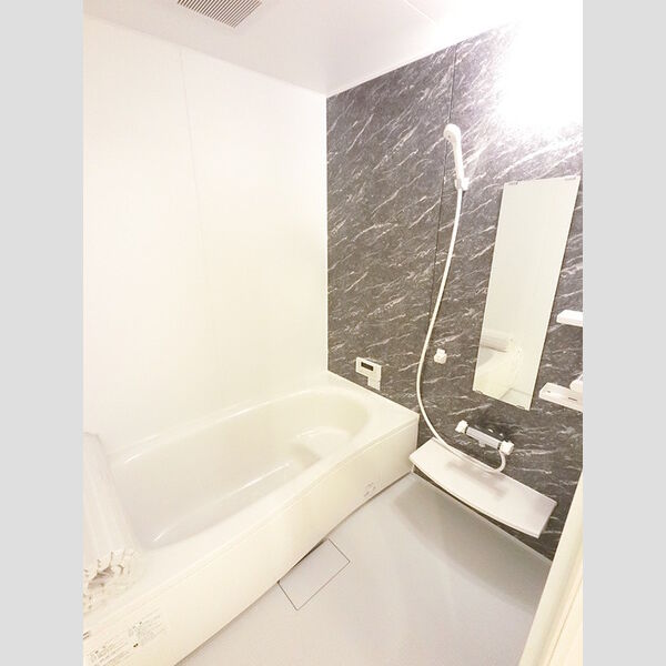 バス (大きい浴槽なので、お風呂好きにはピッタリです。)