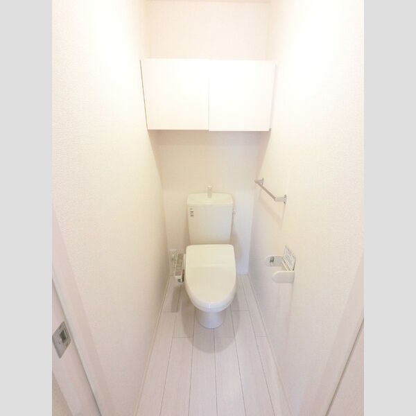 トイレ (冬でも温かく快適です。もちろん洗浄機能もついています。)