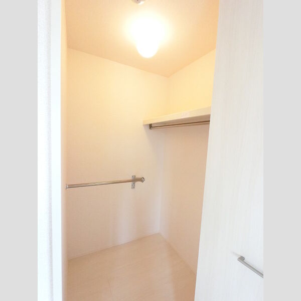 収納 (衣類から大きな荷物までたくさん収納できます。)