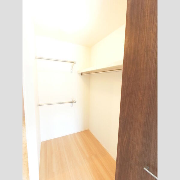 収納 (衣類から大きな荷物までたくさん収納できます。)