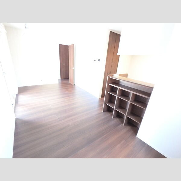 居室・リビング (落ち着いたカラーのフローリングです。)