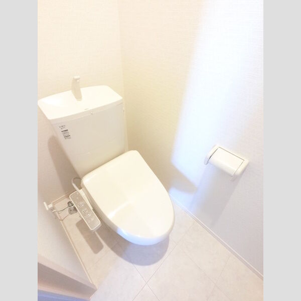 トイレ (冬でも温かく快適です。もちろん洗浄機能もついています。)