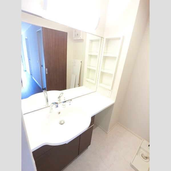 洗面所 (大型一面鏡付カウンター洗面化粧台です。)