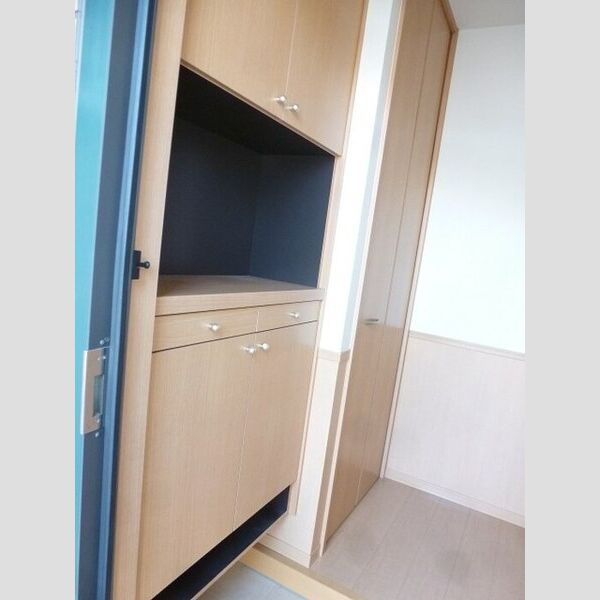 玄関 (飾り棚付きシューズボックスです。)