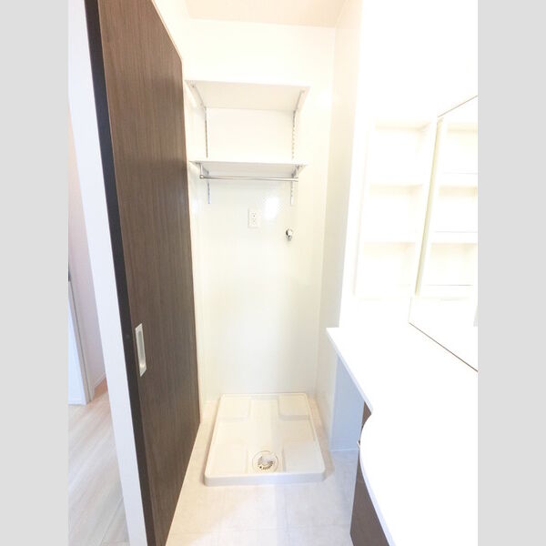 その他 (洗濯機置き場です。防水パンあります。)