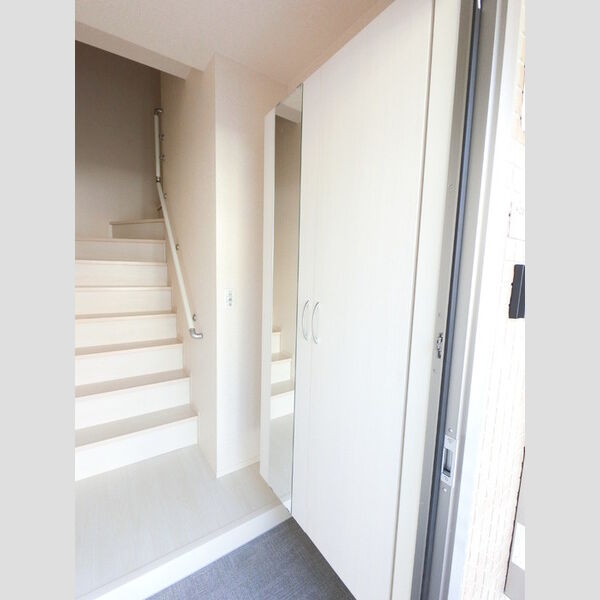 玄関 (広めのBoxは収納力ばっちり。トールタイプのミラーついてます。)