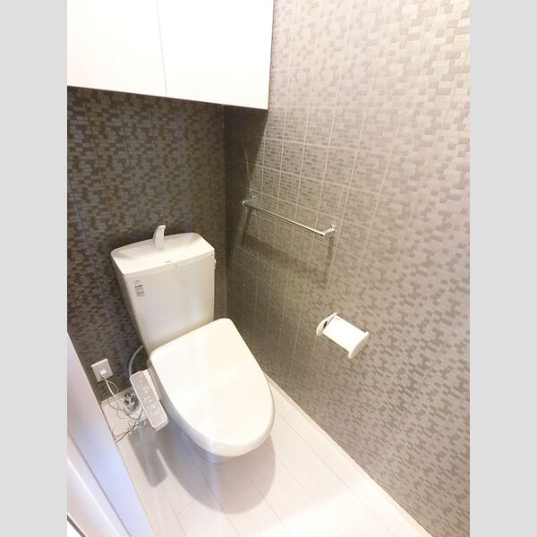トイレ (冬でも温かく快適です。もちろん洗浄機能もついています。)