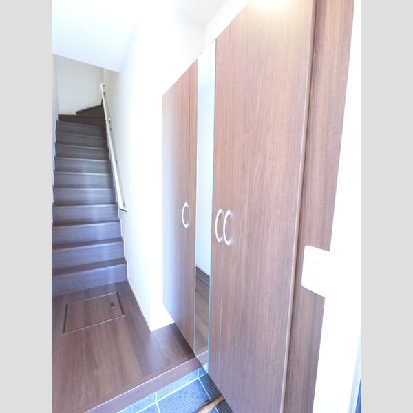 玄関 (広めのBoxは収納力ばっちり。トールタイプのミラーついてます。)