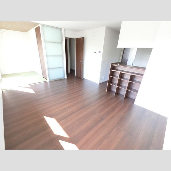 居室・リビング (落ち着いたカラーのフローリングです。)