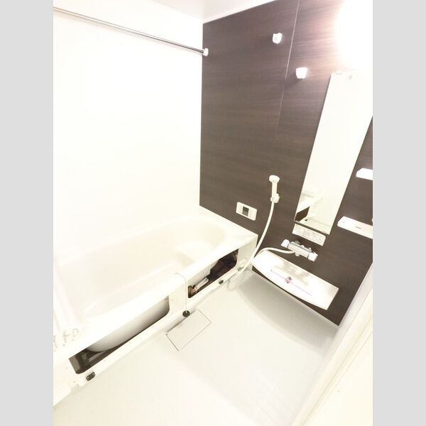 バス (大きい浴槽なので、お風呂好きにはピッタリです。)