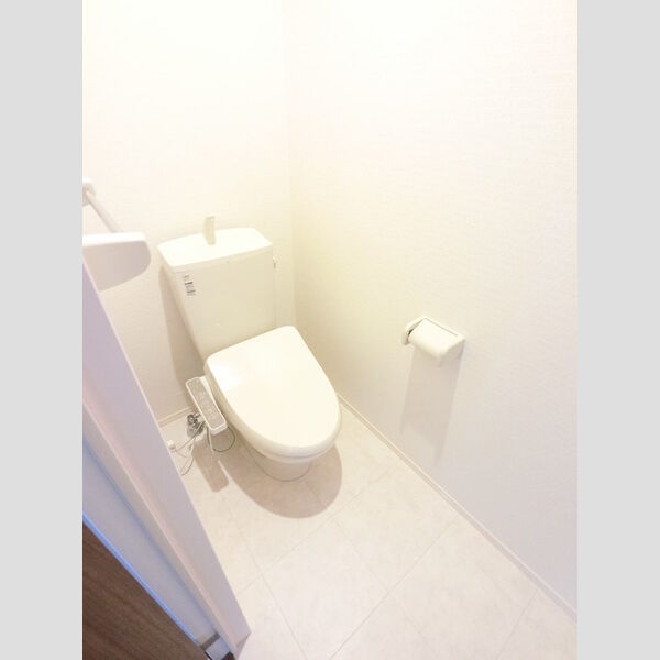 トイレ (冬でも温かく快適です。もちろん洗浄機能もついています。)