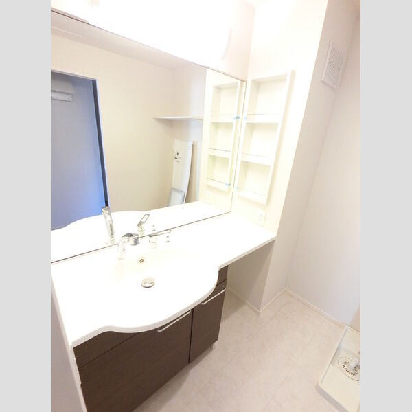 洗面所 (大型一面鏡付カウンター洗面化粧台です。)