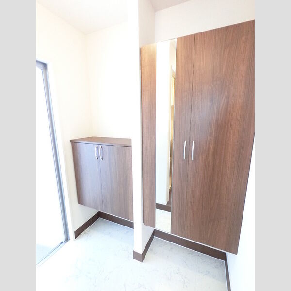 玄関 (広めのBoxは収納力ばっちり。トールタイプのミラーついてます。)