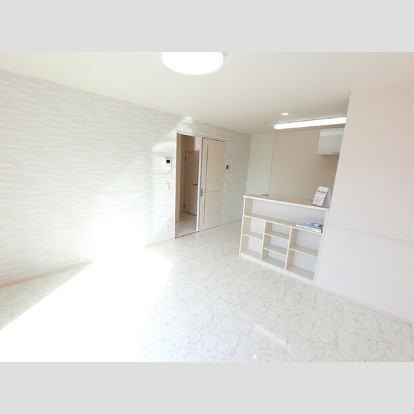 居室・リビング (おしゃれな大理石調フロアです。)