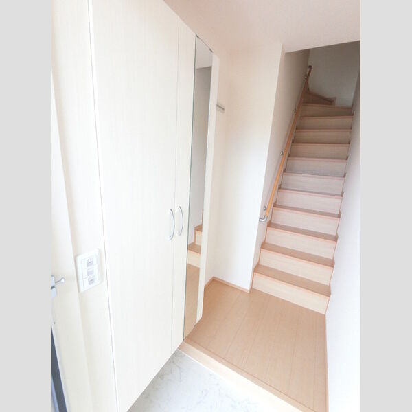 玄関 (広めのBoxは収納力ばっちり。トールタイプのミラーついてます。)