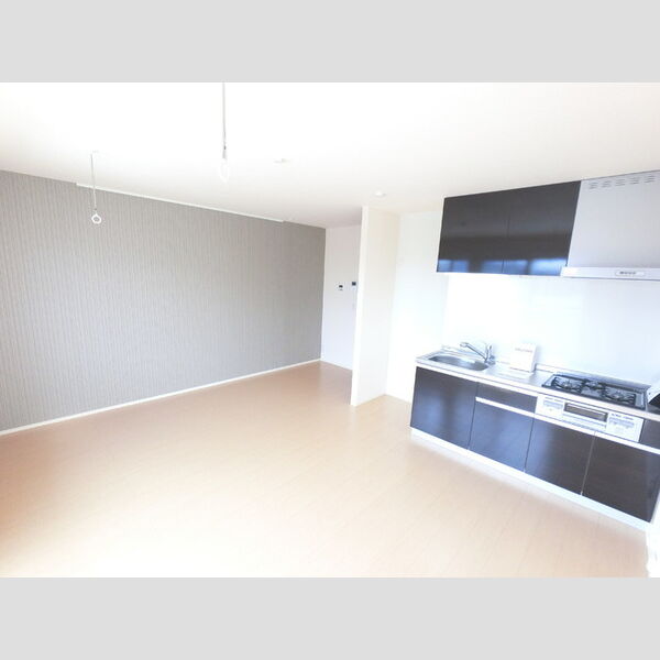 居室・リビング (明るいフローリングフロアです。)