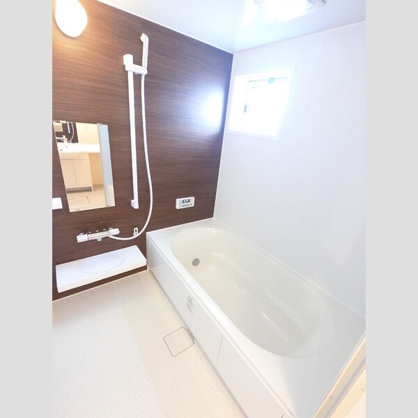 バス (大きい浴槽なので、お風呂好きにはピッタリです。)