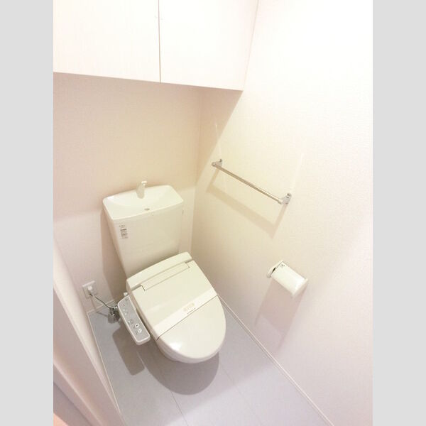 トイレ (冬でも温かく快適です。もちろん洗浄機能もついています。)