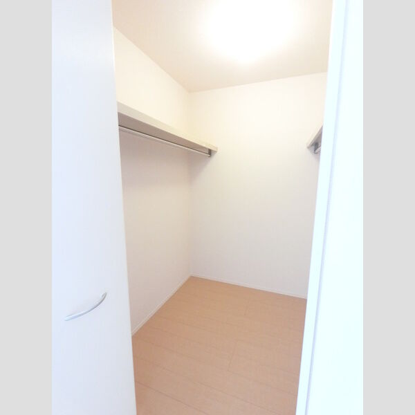 収納 (衣類から大きな荷物までたくさん収納できます。)