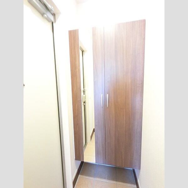 玄関 (広めのBoxは収納力ばっちり。トールタイプのミラーついてます。)
