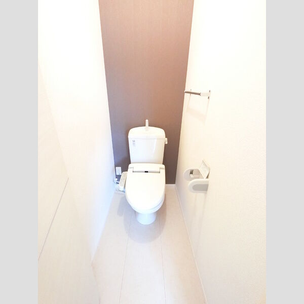 トイレ (冬でも温かく快適です。もちろん洗浄機能もついています。)