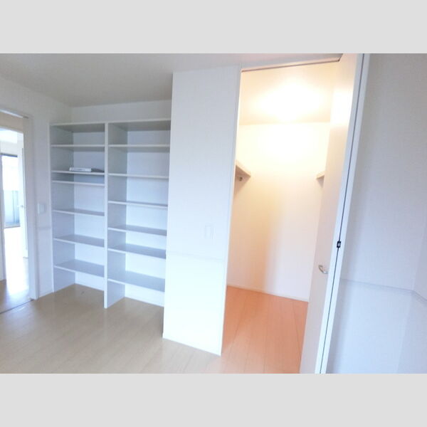 収納 (衣類から大きな荷物までたくさん収納できます。)