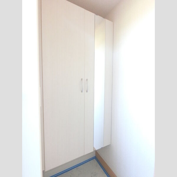 玄関 (広めのBoxは収納力ばっちり。トールタイプのミラーついてます。)