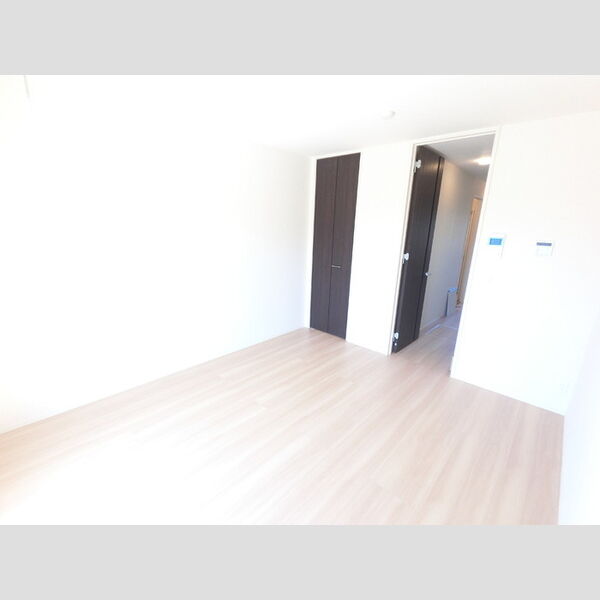 居室・リビング (居室です。明るいフローリングフロアです。)