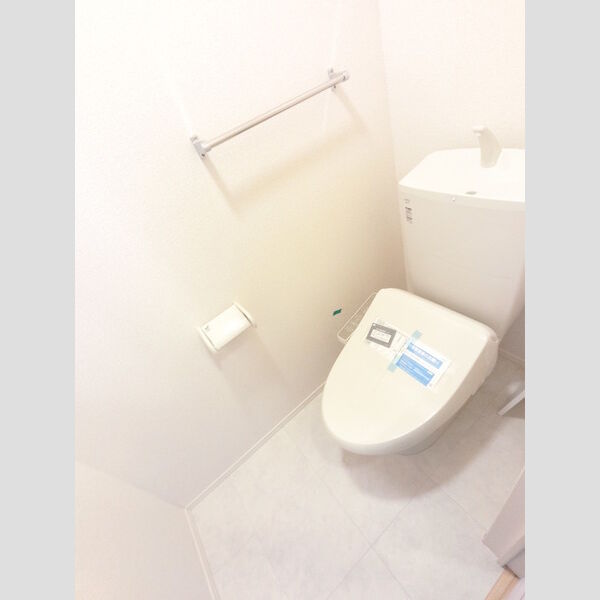 トイレ (冬でも温かく快適です。もちろん洗浄機能もついています。)