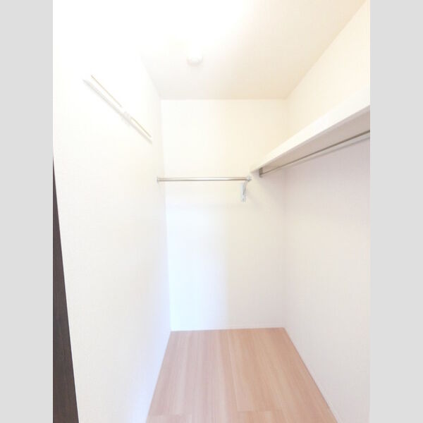 収納 (衣類から大きな荷物までたくさん収納できます。)