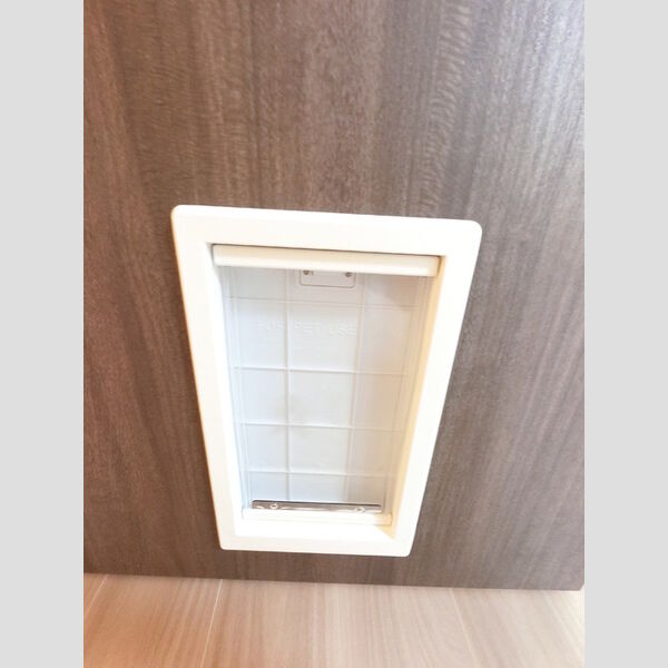 その他 (ペット専用出入口です)