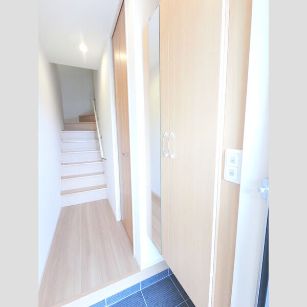 玄関 (広めのBoxは収納力ばっちり。トールタイプのミラーついてます。)