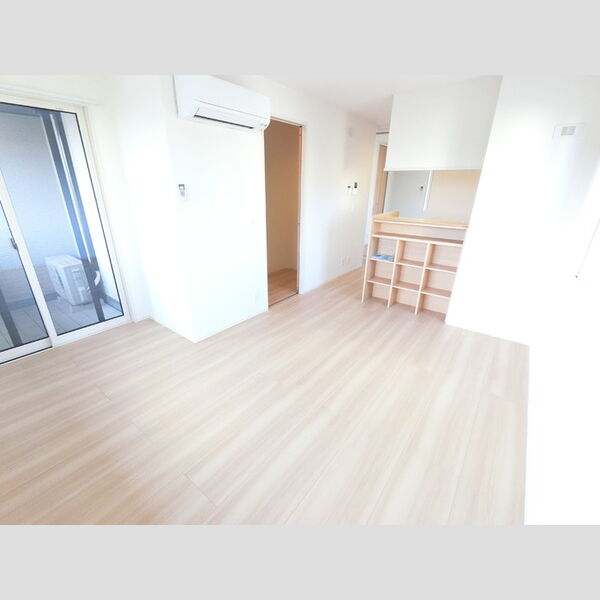 居室・リビング (明るいフローリングフロアです。)