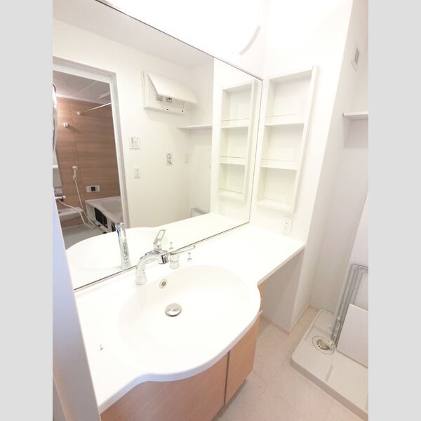 洗面所 (大型一面鏡付カウンター洗面化粧台です。)