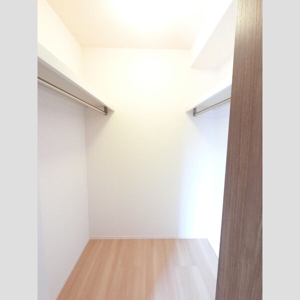 収納 (衣類から大きな荷物までたくさん収納できます。)