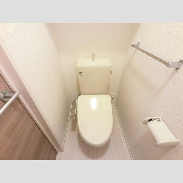 トイレ (温水洗浄便座付き)