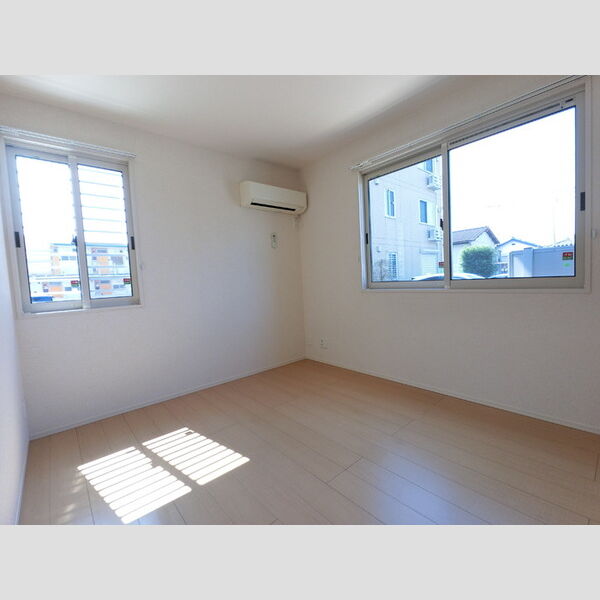 居室・リビング (北側洋室)