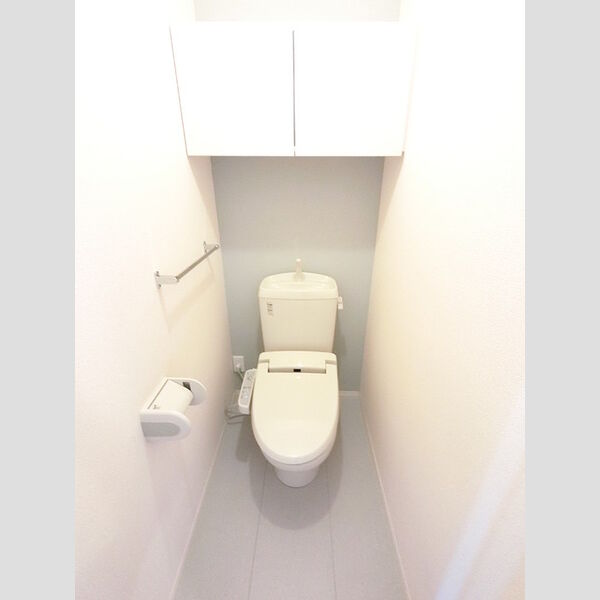 トイレ (冬でも温かく快適です。もちろん洗浄機能もついています。)